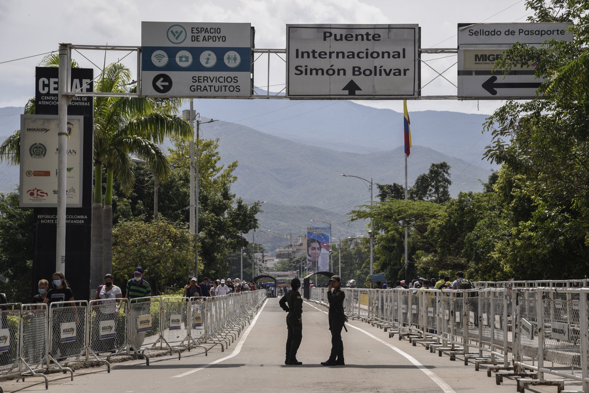  Полицейски служители на стража на международния мост Симон Боливар преди повторното отваряне на търговската граница между Венецуела и Колумбия на 25 септември 2022 г. в Кукута, Колумбия.