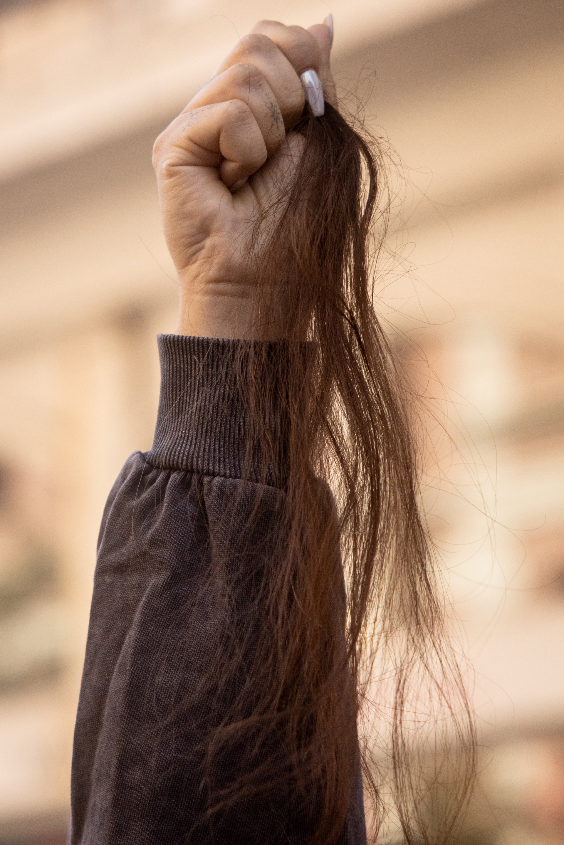 Протестираща, която е отрязала косата си в знак на протест срещу смъртта на иранката Махса Амини. 