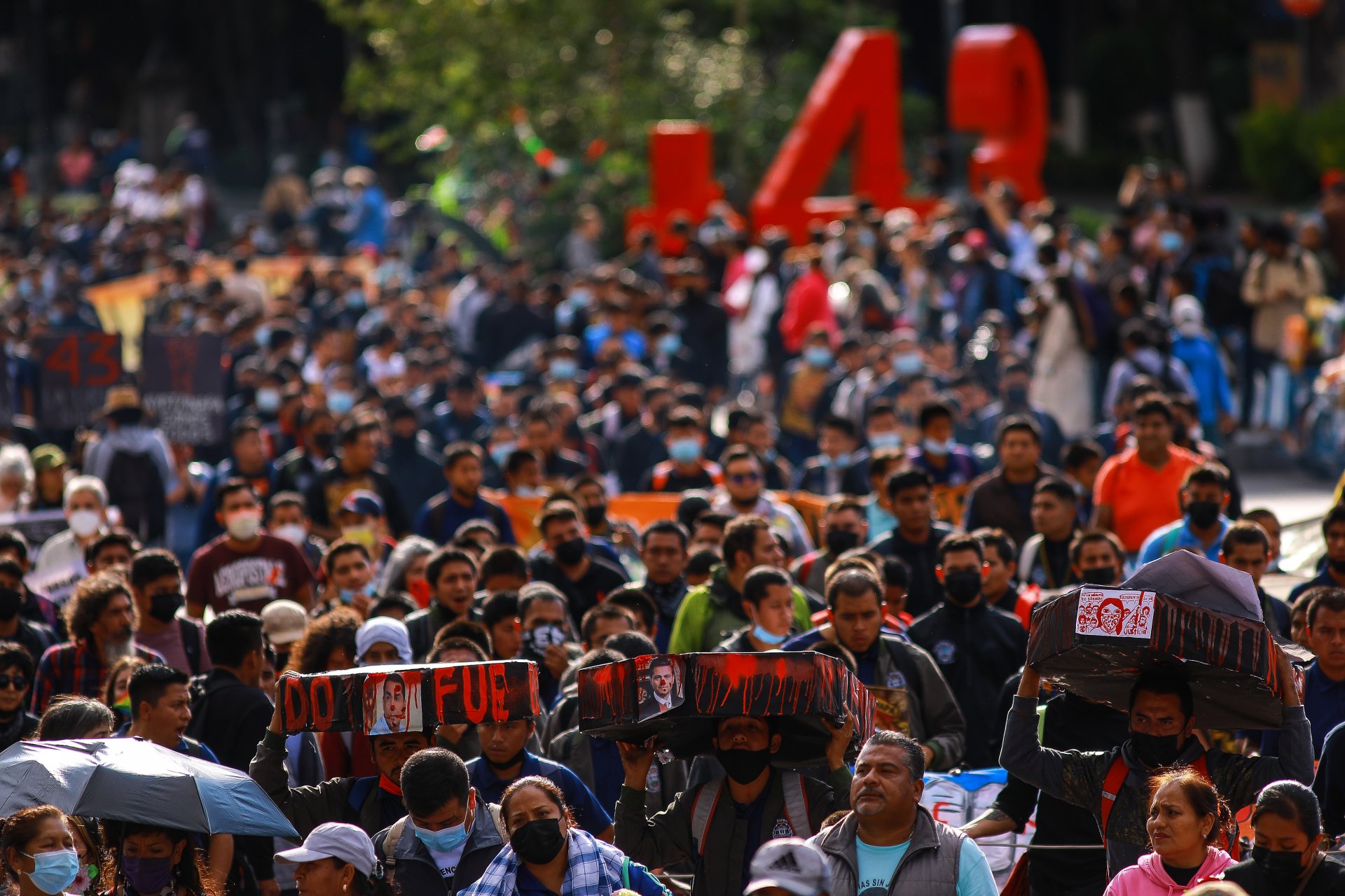 Общ изглед към демонстрацията за отбелязване на 8-ата годишнина от изчезването на колежаните от Аойцинапа. 