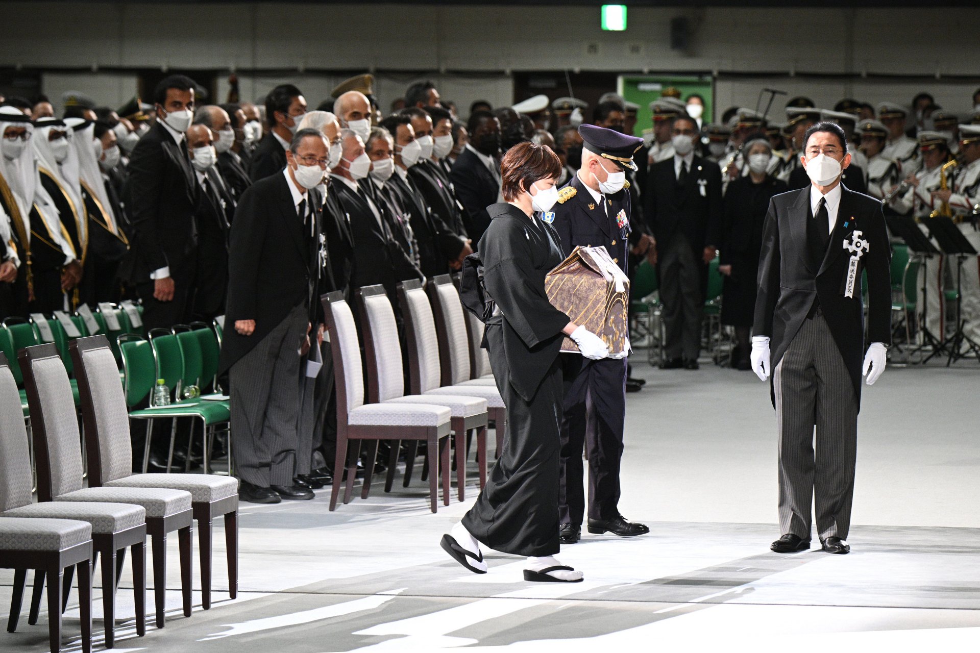 Държавното погребение на Абе, който получи частно погребение дни след убийството е първото, което получава ксклузивна церемония от 1967 г. насам, когато по същия начин е изпратен бившия премиер Шигеру Йошида. 