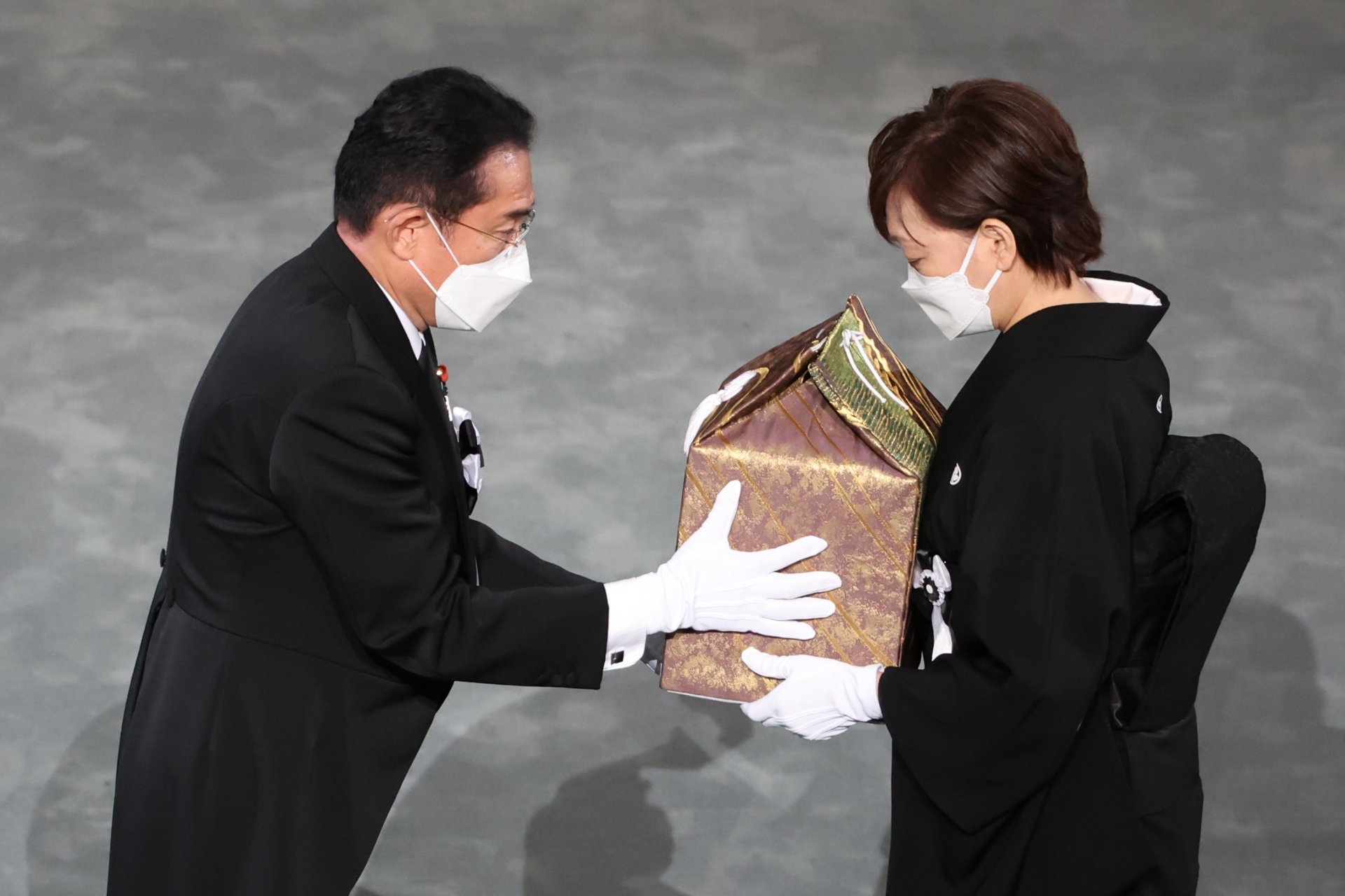 Министър-председателят на Япония Фумио Кишида предава урната с праха на Шиндзо Абе на вдовицата на бившия японски премиер