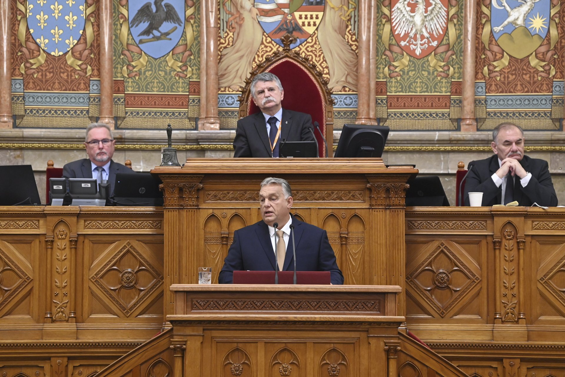 Унгарският премиер Виктор Орбан произнася своето обръщение в деня на откриването на есенната сесия на парламента в Будапеща, Унгария, понеделник, 26 септември 2022 г. Зад премиера е председателят на парламента Ласло Ковер