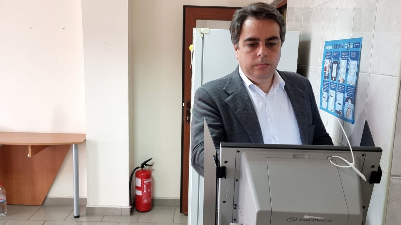  Асен Василев гласува в  Хасково "за променена България"