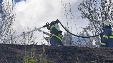 Пожарът над военния полигон Ново село не е овладян окончателно