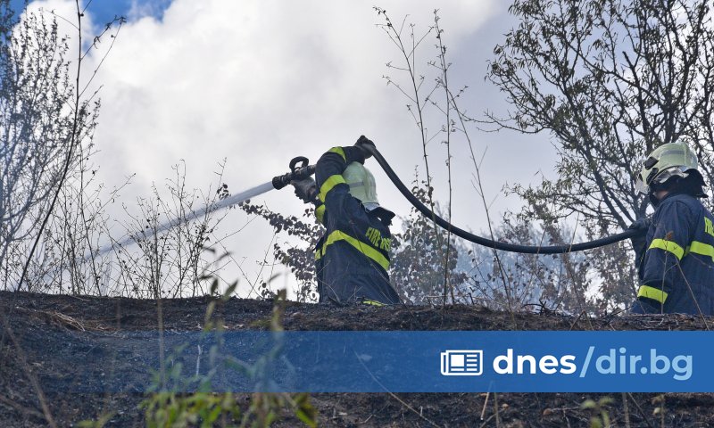 Пожарът над военния полигон Ново село не е овладян окончателно,