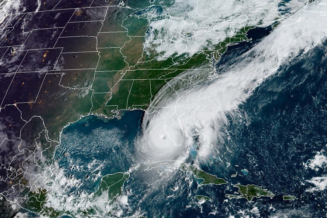 Изображение на NOAA, направено от сателита GOES в 13:26 UTC, ураганът Иън се придвижва към Флорида на 28 септември 2022 г. в Мексиканския залив. 