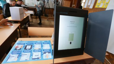 Гласуването с машина на избори и по изключение с хартия