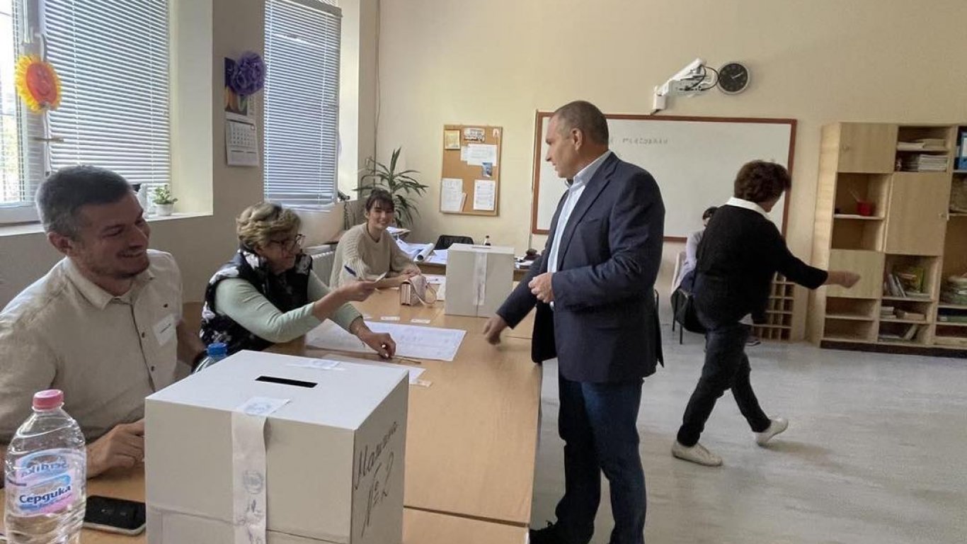 Караджов упражни правото си на вот: Гласувайте, за да не оставим на друг да реши бъдещето ни