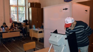 Служебното правителство обеща на ЦИК пари и подкрепа за еднакви паравани в секциите