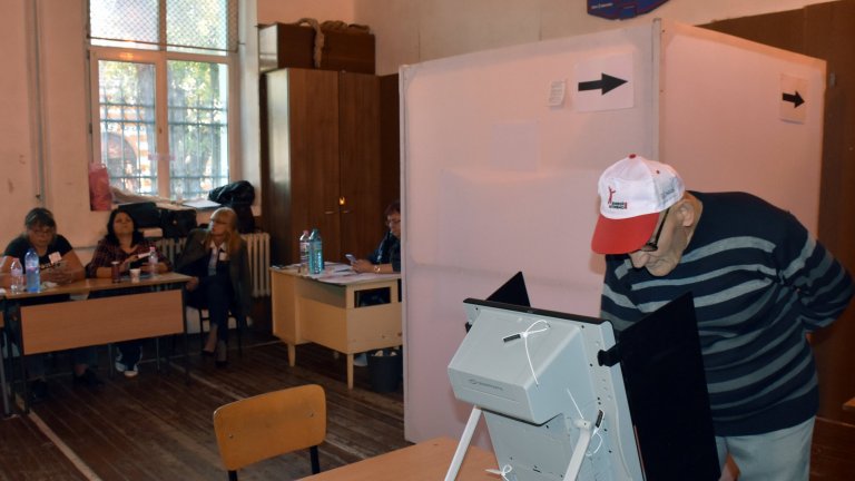 Служебното правителство обеща на ЦИК пари и подкрепа за еднакви паравани в секциите