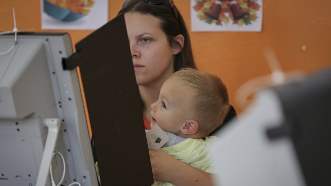 Млада майка от Банкя отиде до машината за гласуване с бебето си