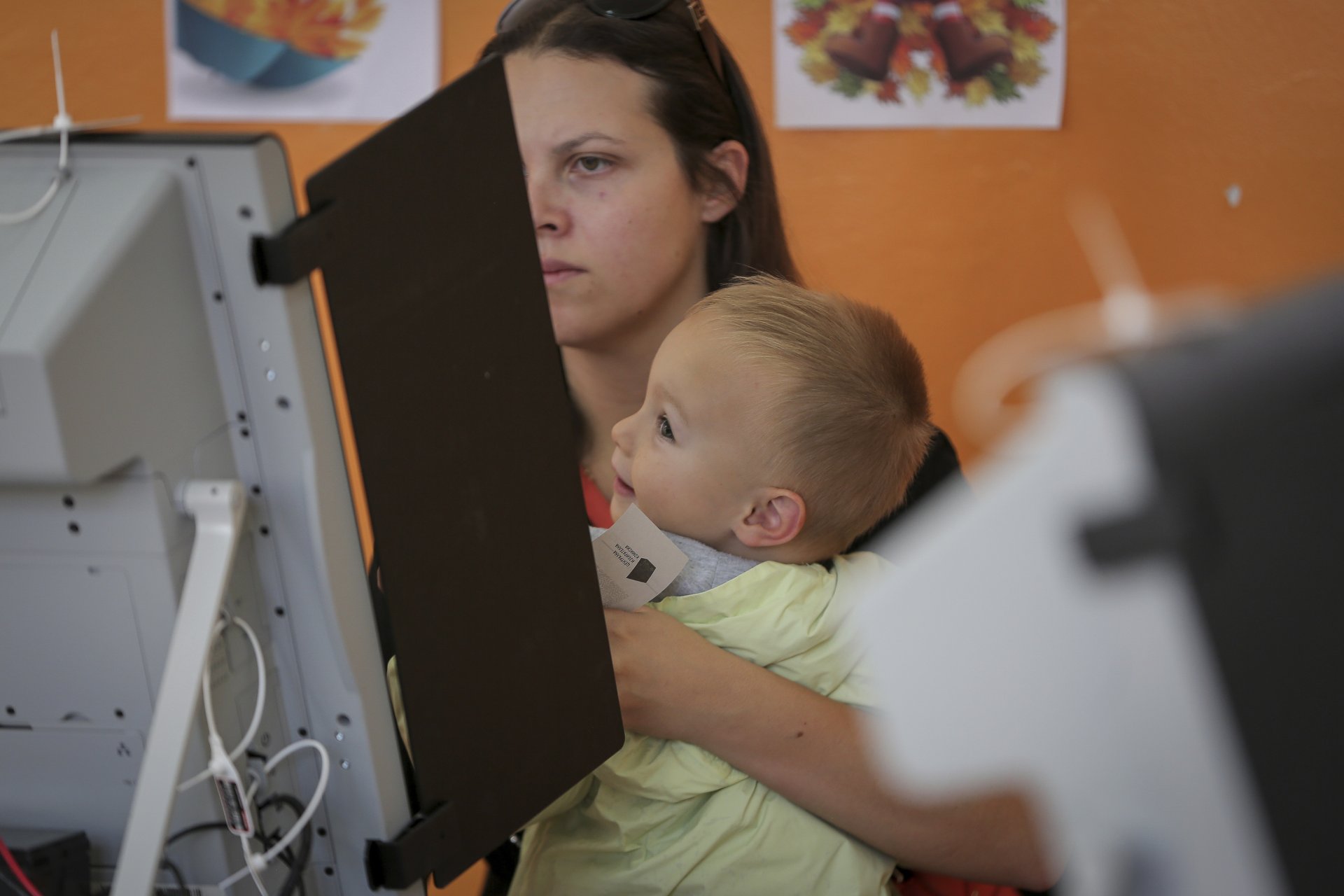 Млада майка от Банкя отиде до машината за гласуване с бебето си