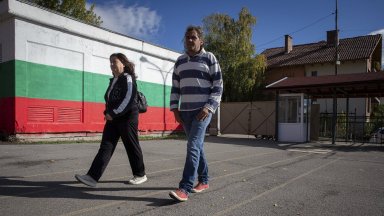 Десноцентристката партия ГЕРБ на бившия премиер Бойко Борисов печели най много