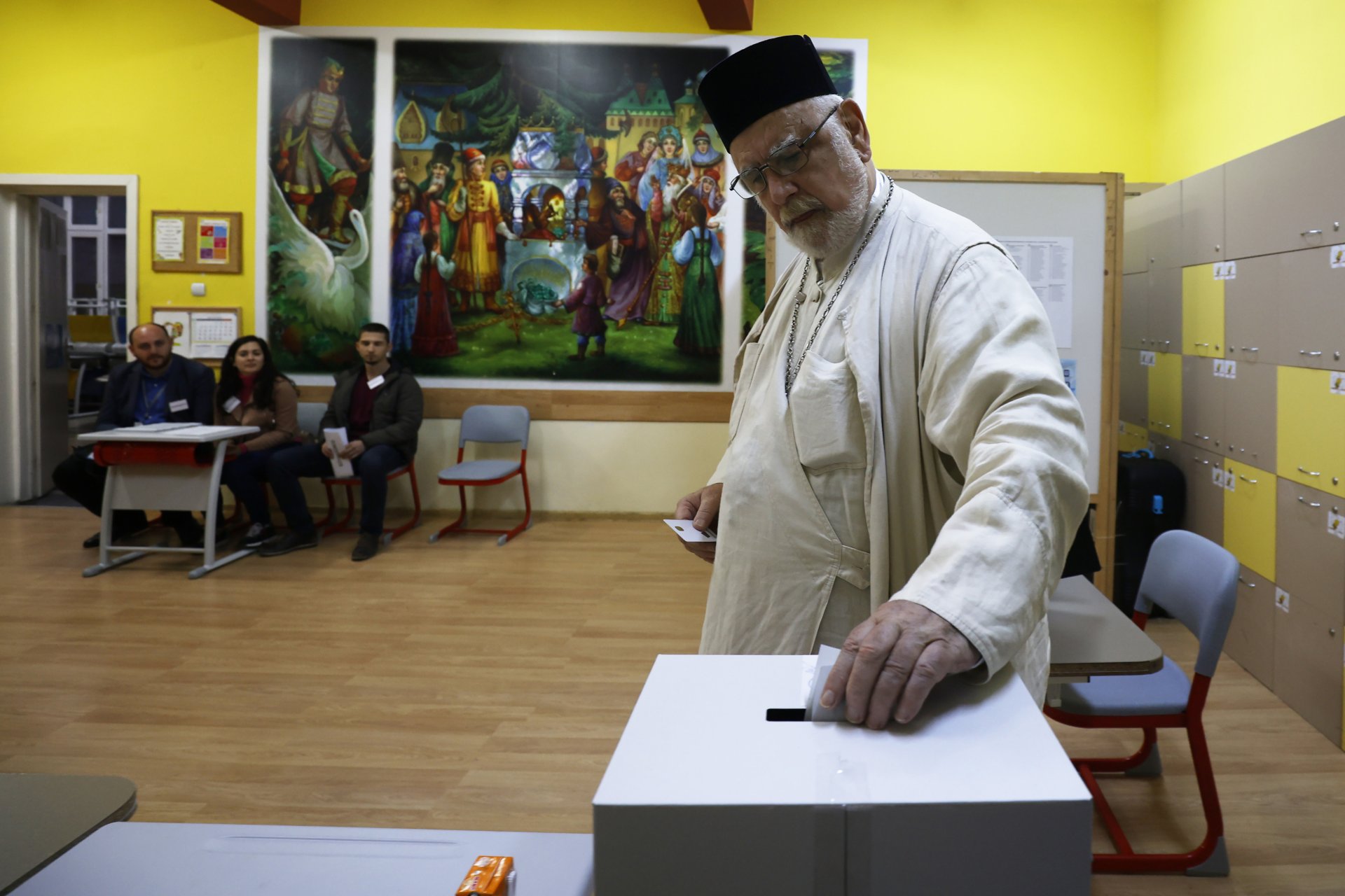 Свещеник упражнява правото си на глас в София