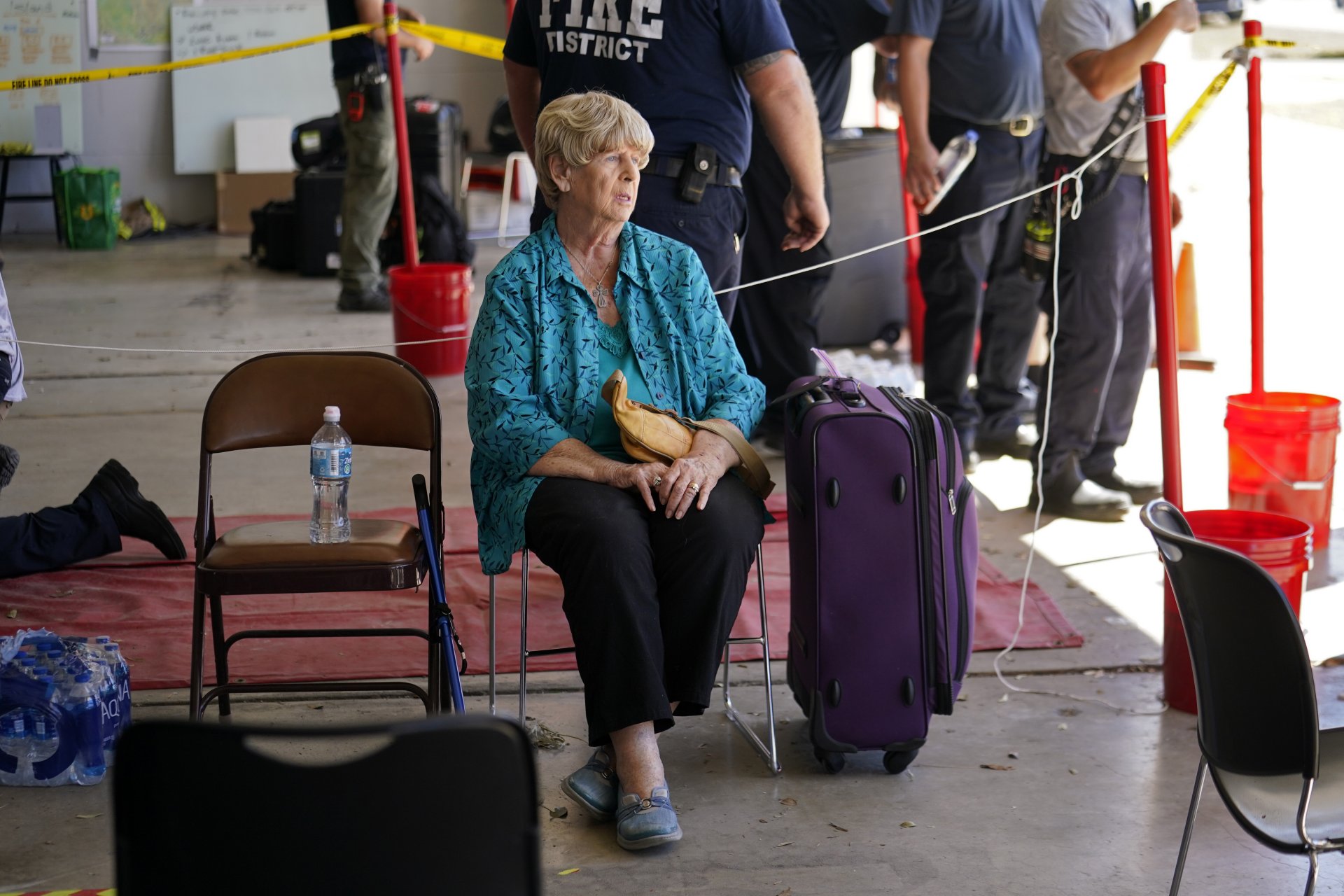 Линда Нюман, жителка на остров Пайн, която преодоля бурята на острова и наскоро загуби съпруга си, чака да бъде евакуирана след урагана Иън на остров Пайн