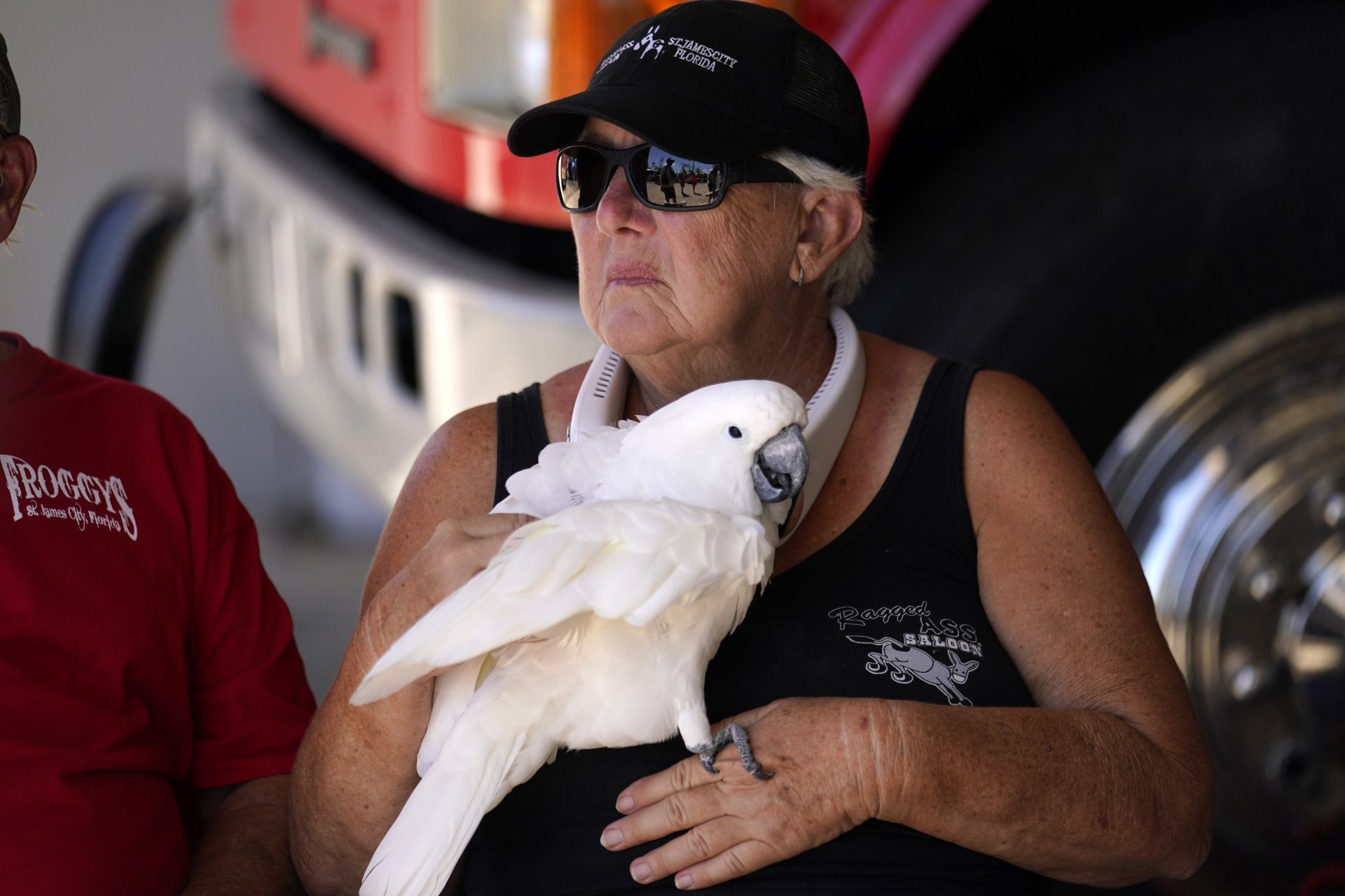 Одри Бейли е жителка на остров Пайн, която преодоля бурята на острова, чака да бъде евакуирана със своето какаду „Бейли“ след урагана Иън на остров Пайн, Флорида