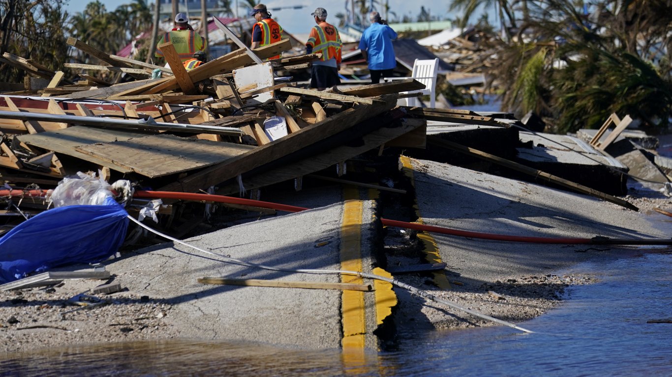 Жертвите на урагана Иън вече са близо 70 (снимки)