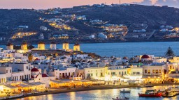 Миконос се насити на богати туристи, пране на пари и дрога - иска свобода
