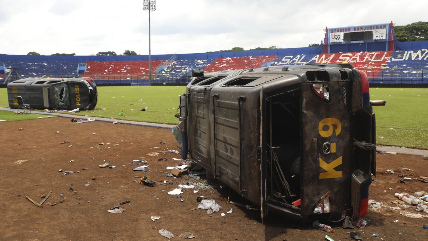 Стадионът-убиец в Индонезия ще бъде съборен