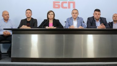 Председателят на БСП Корнелия Нинова и членовете на Изпълнителното бюро