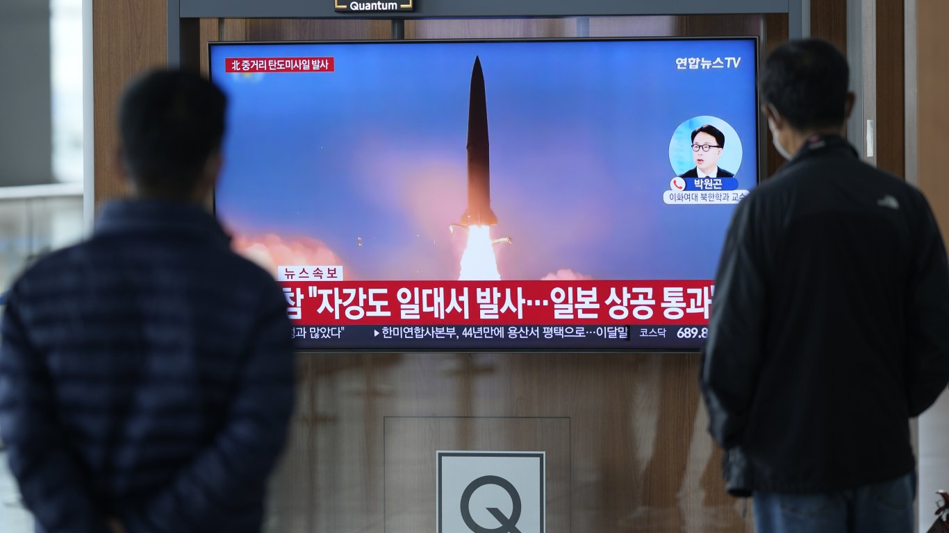 Като репетиция за нахлуване: Пхенян изстреля балистична ракета