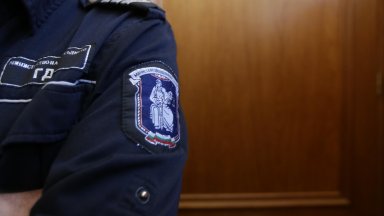 Служителят на МВР който във вторник вечерта блъсна с колата