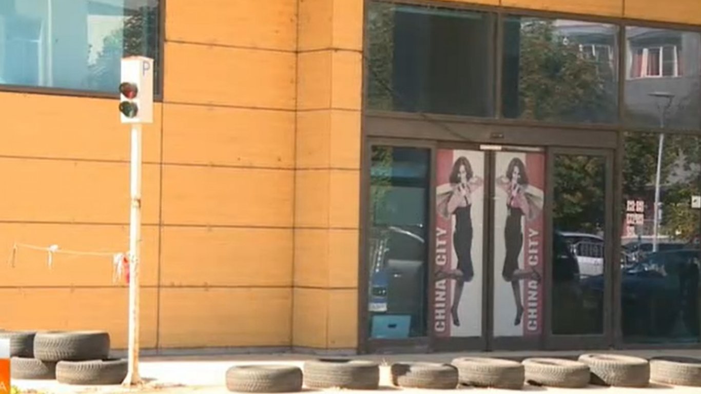 Вандали вилняха в пустеещ мол в Русе