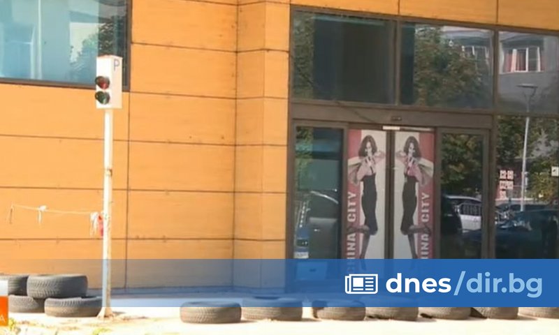 Освен че се рушат, неработещите търговски центрове в Русе вече