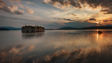 Пострадалият 40 годишен мъж бил в нетрезво състояние Заспал на поляната