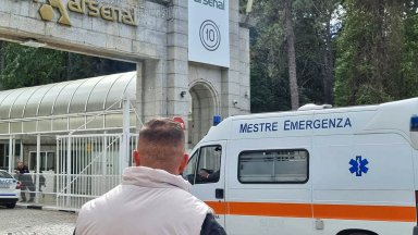 Трима души две жени и един мъж са