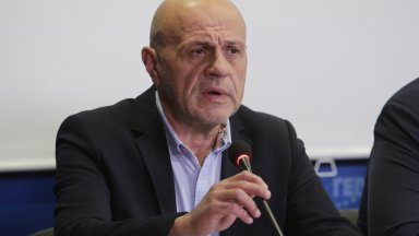 Българското общество е разделено на две половината българи не