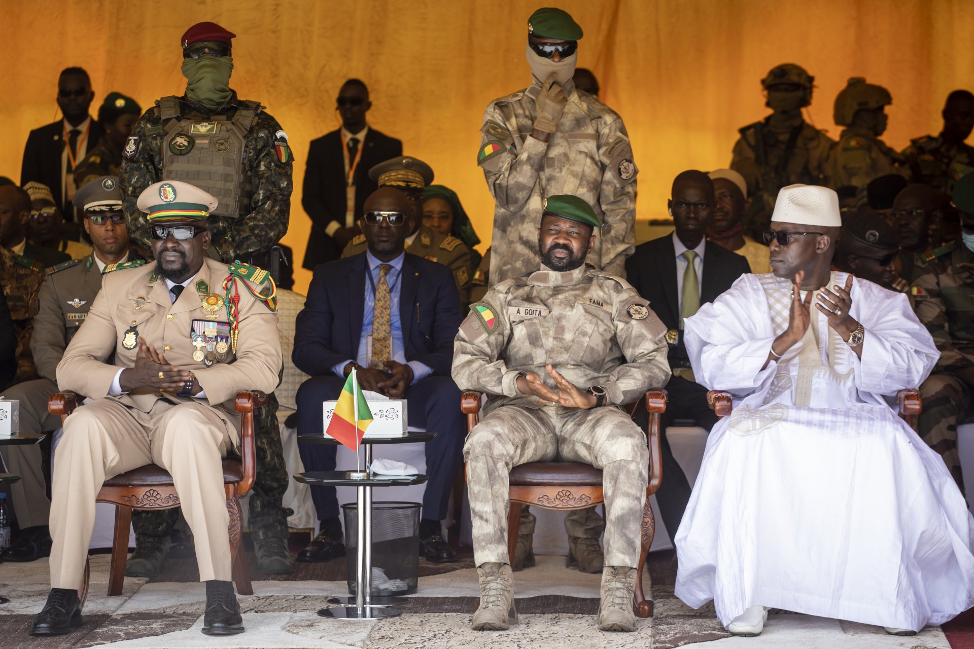 Лидерът на управляващата хунта в Мали Асими Гоита, в центъра, заедно с лидера на хунтата в Гвинея Мамади Думбуя, вляво, и президента на Националния преходен съвет на Мали Малик Диау, вдясно, по време на военния парад в Деня на независимостта на Мали
