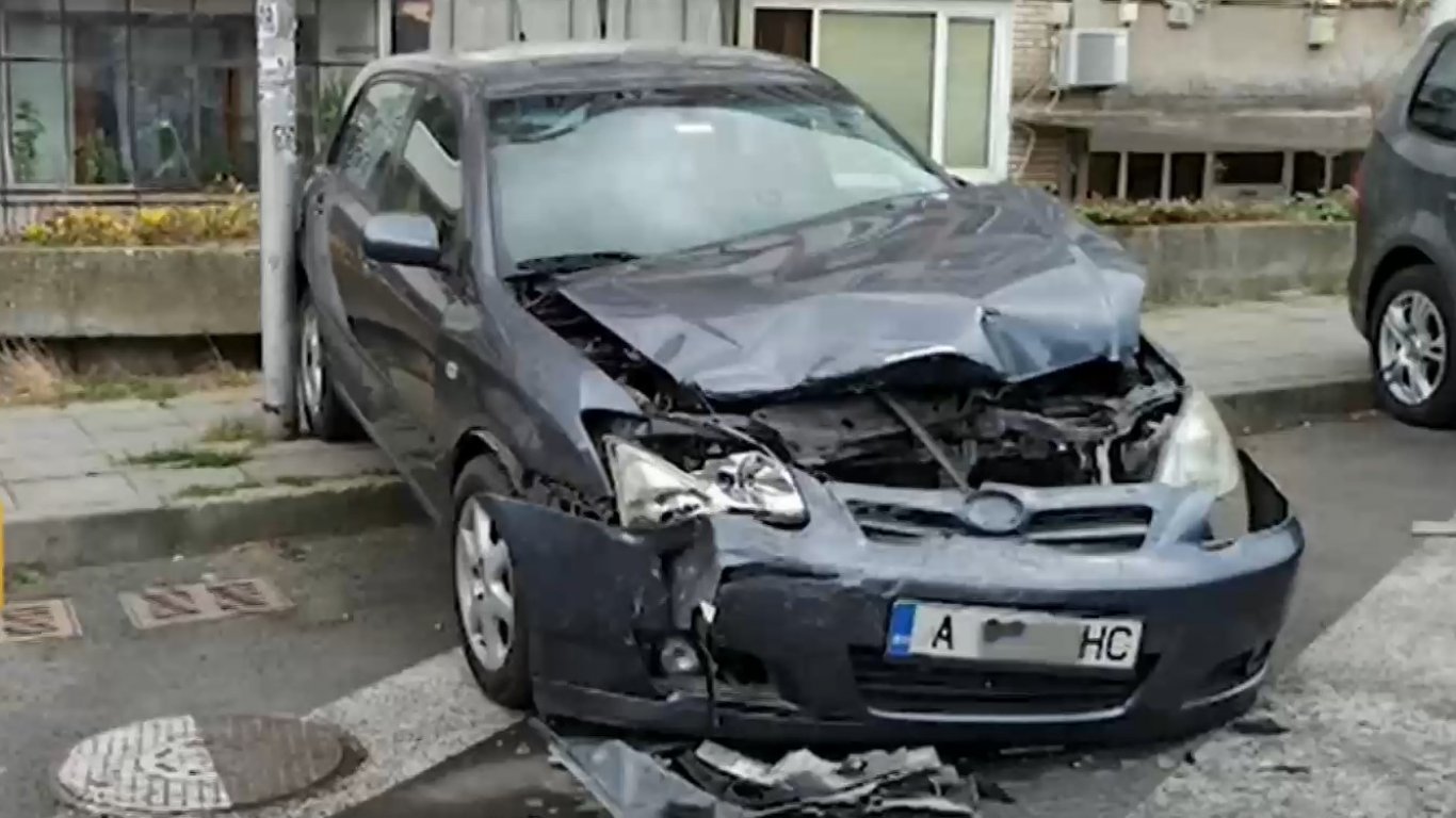 19-годишен дрогиран шофьор помете коли на паркинг в Бургас (видео)