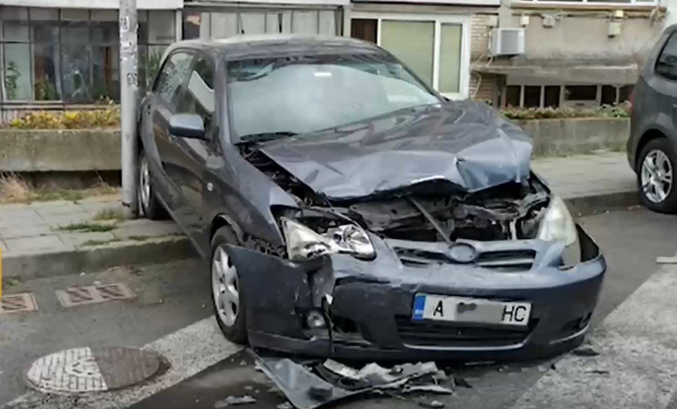 Една от ударените коли на паркинга в Бургас