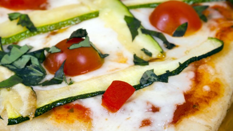 Лятна пица със салам, тиквички и домати