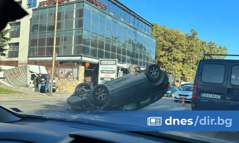 Две катастрофи затрудняват движението по бул. Симеоновско шосе в София.
От