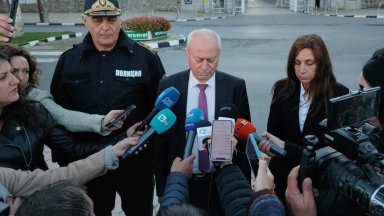 Мъж на 52 години се бори за живота си след