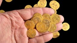 Израелски археолози откриха златни монети от 7-и век, скрити в стена в природен резерват
