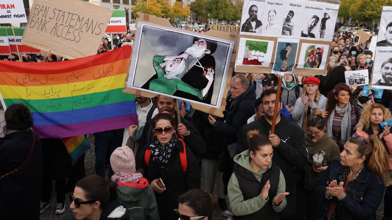 Първа екзекуция в Иран на участник в протестите 