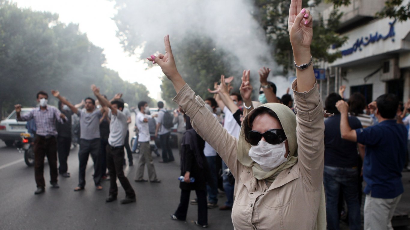 Протестите в Иран избухнаха с нова сила, аятолахът се закани да отмъсти на враговете