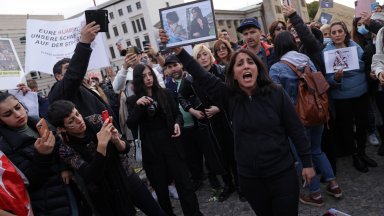 Млади жени свалиха забрадките си в знак на протест срещу