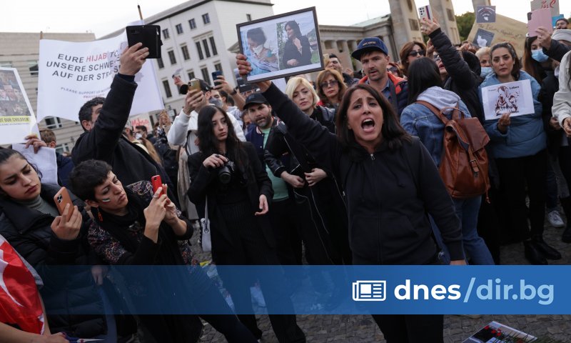 Млади жени свалиха забрадките си в знак на протест срещу