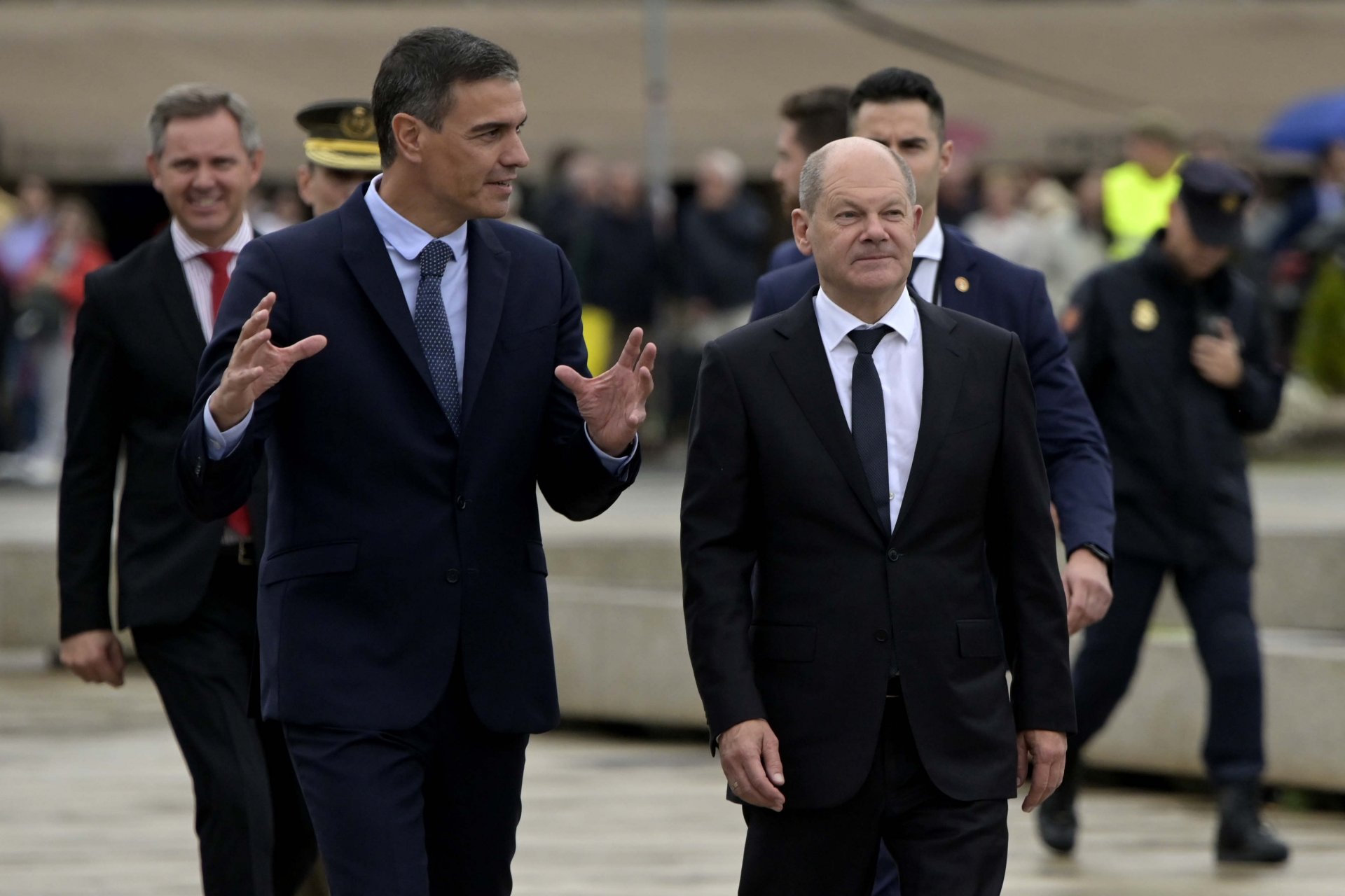 Испанският министър-председател Педро Санчес, вляво, заедно с германския канцлер Олаф Шолц по време на срещата им в Ла Коруня, Испания, сряда, 5 октомври 2022 г.