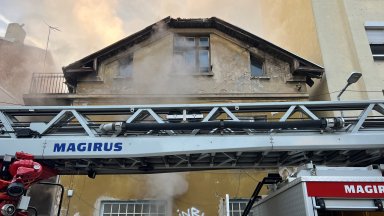 Пожар избухна в къща в центъра на София (снимки)