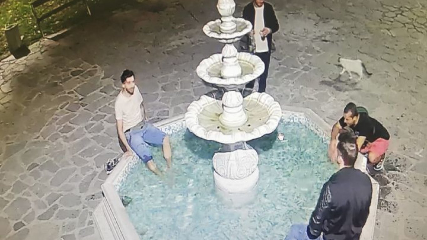 Издирват четирима млади мъже, потрошили фонтан в центъра на Пловдив