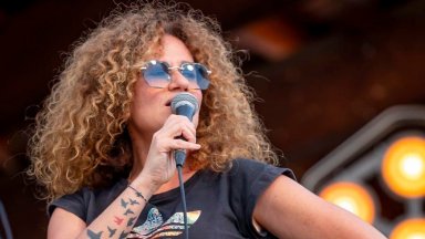 49 годишната изпълнителка е спряна от патрул за проверка около 4 30