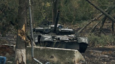 Пленени и изоставени руски танкове гаубици и бойни машини