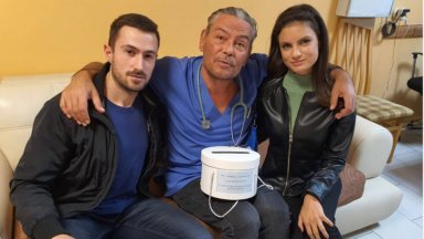 Младоженци дариха средствата събрани вместо сватбени букети на Първо детско