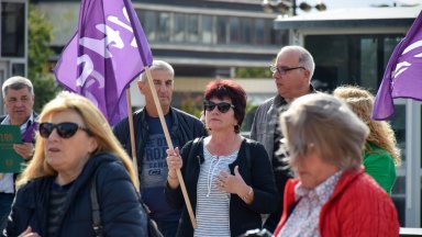 Медицински работници и работещи в културни и образователни институции в