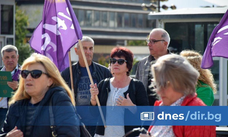 Медицински работници и работещи в културни и образователни институции в